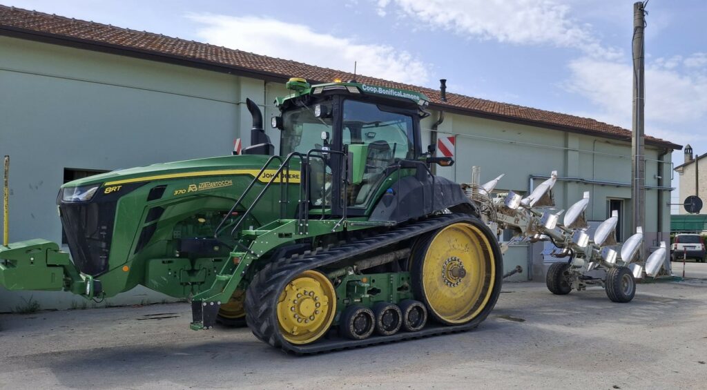 Trattore cingolato John Deer con aratro penta vomere